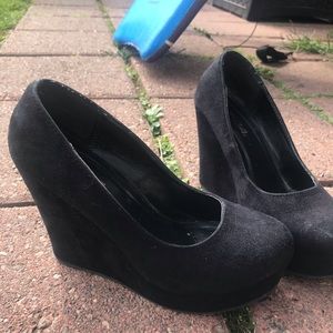 Black Pumps